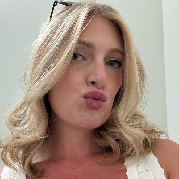 Meet your Posher, Ariel - Picture 1 of 3